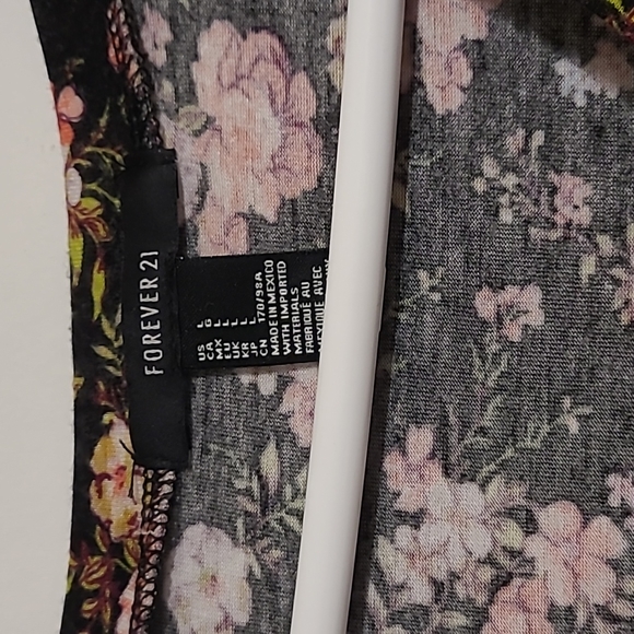 V-Neck Longsleeve Croptop - Picture 2 of 4